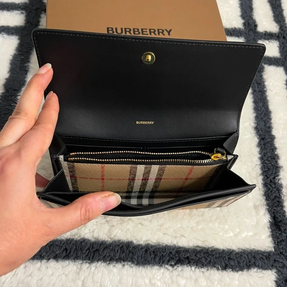 Brand New in box Beautiful BURBERRY Ladies Wallet !!! - Picture 2 of 11